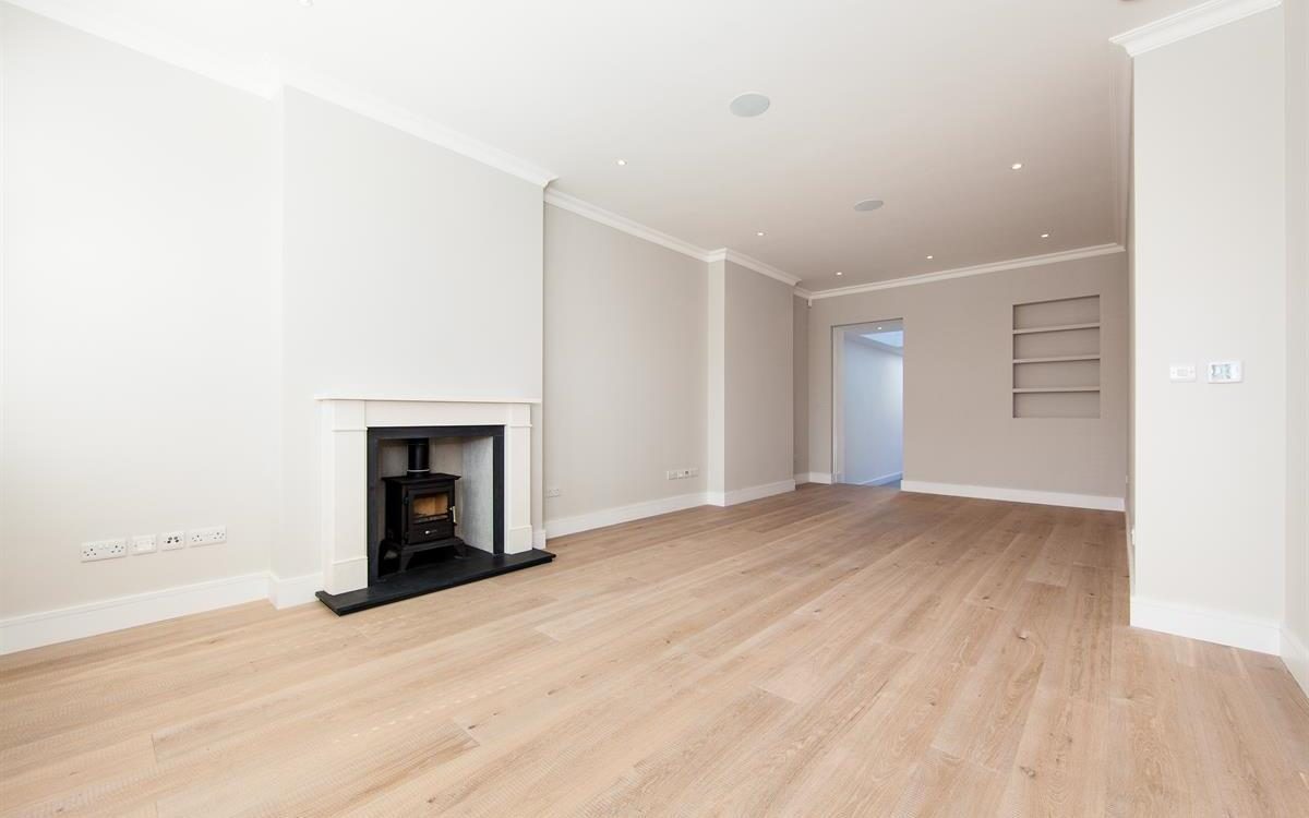 Upper Richmond Rd,
SW London — photograph 11 of 12